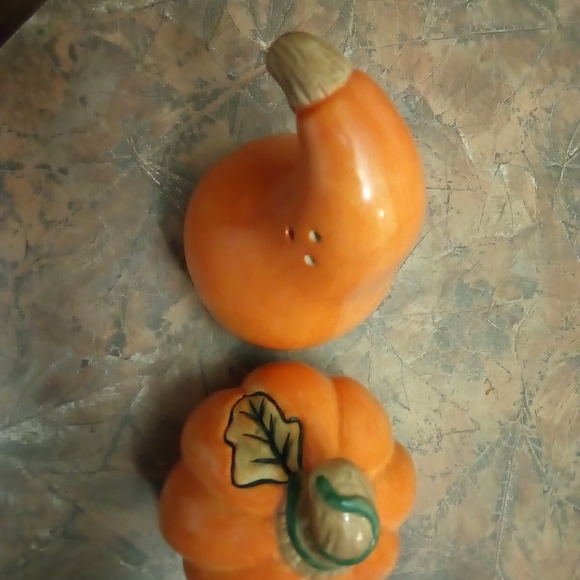 Large, Vintage, Ceramic, Bella Casa, Salt & Pepper, Shaker's. Like New Condition - Picture 6 of 8